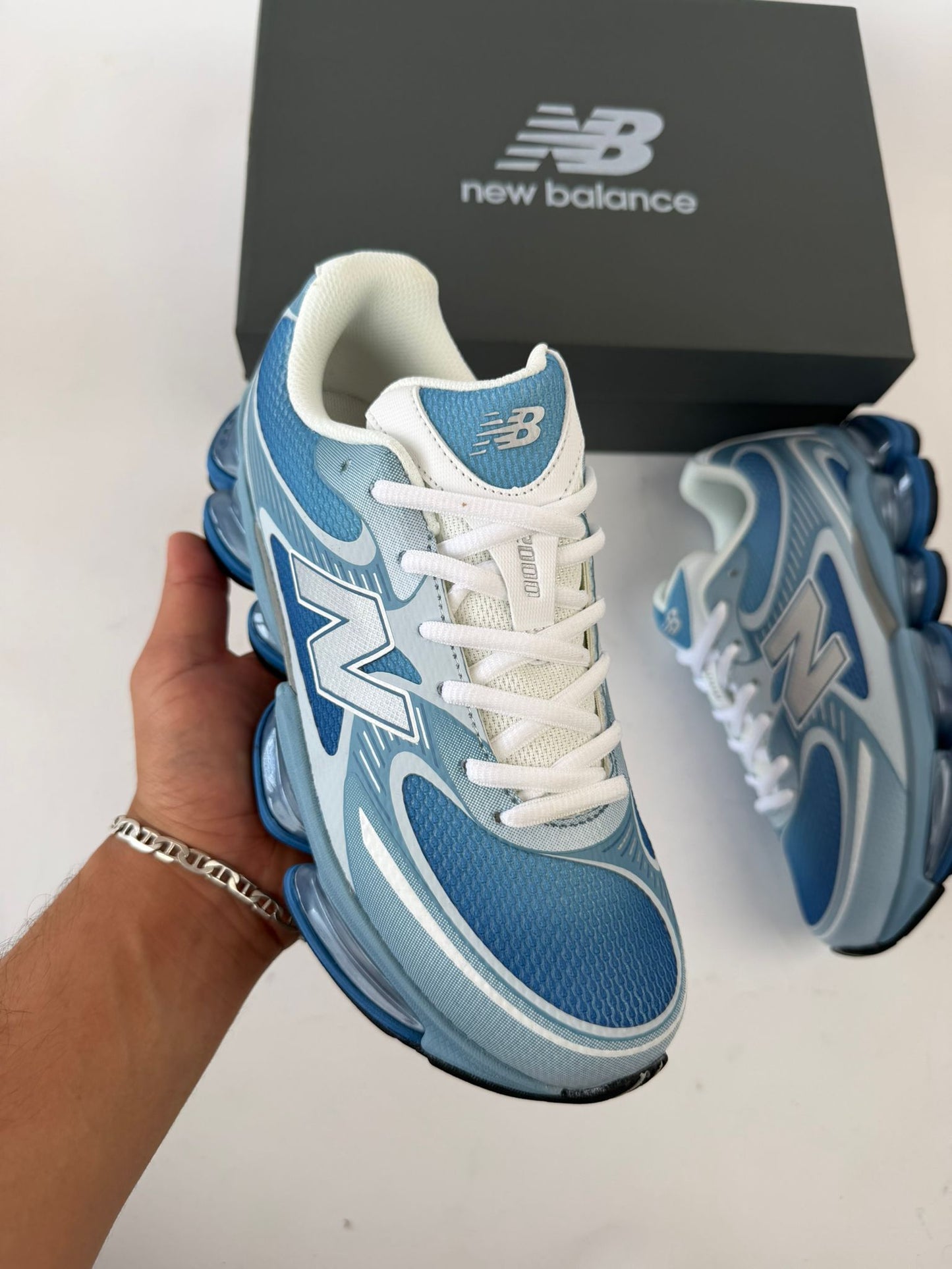 New Balance 2000 azules detalles grises y blancos