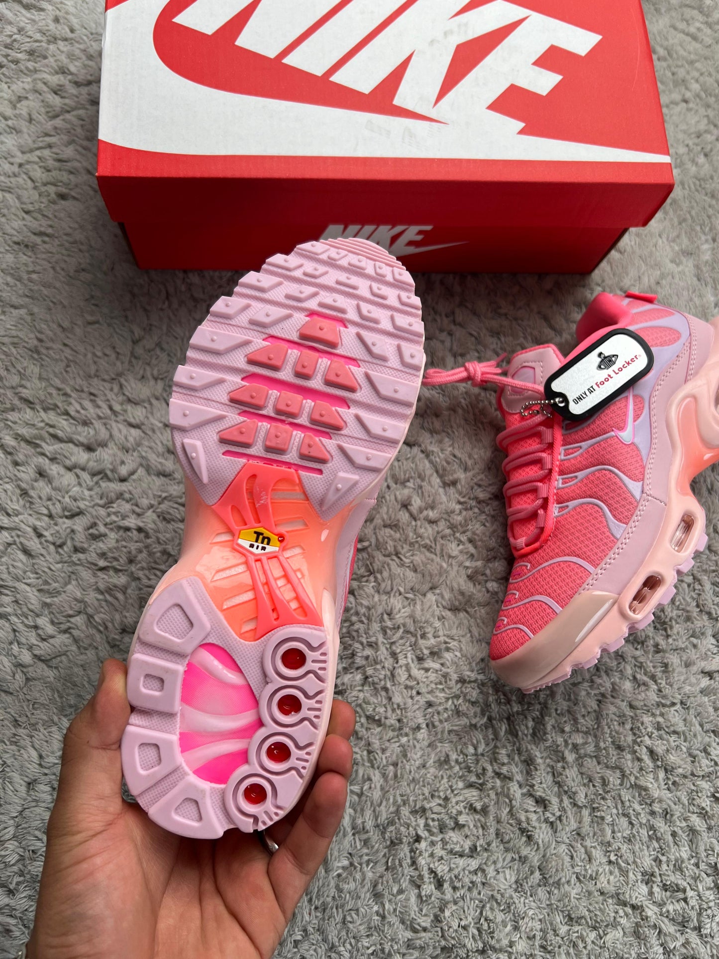 Nike tn rosa logo blanco contorno rosa