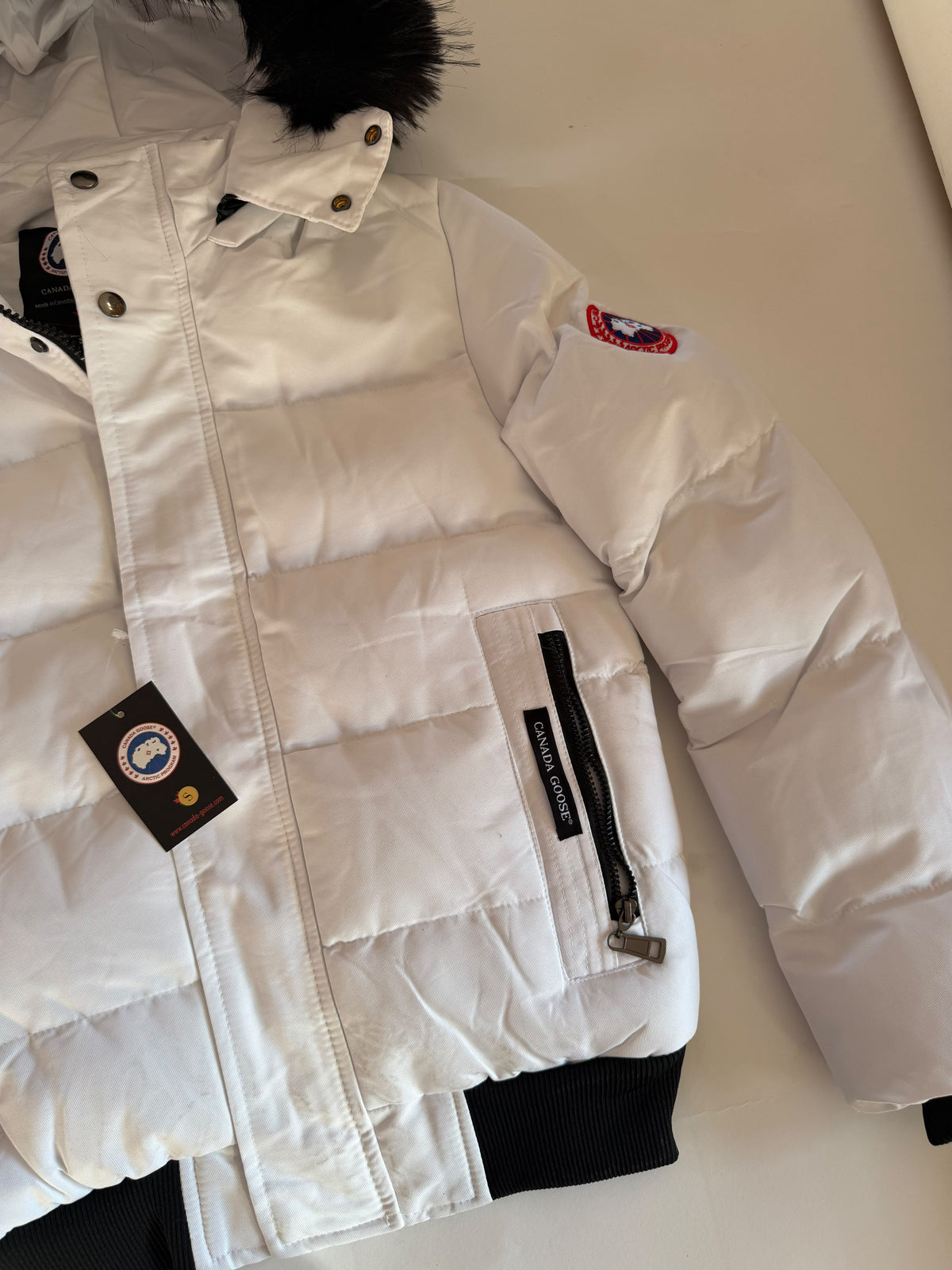CHAQUETA Canada Goose blanca con pelo negro