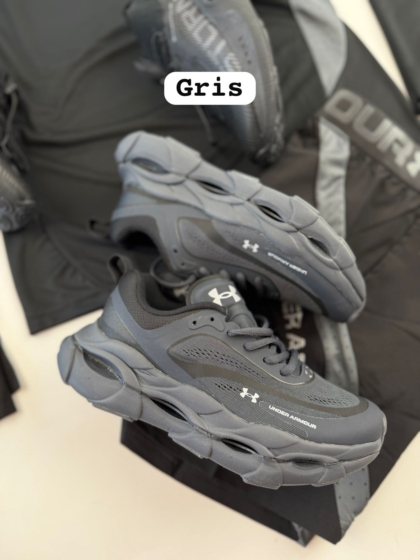 UNDER ARMOUR UA HOVER REACTOR grises logo blanco