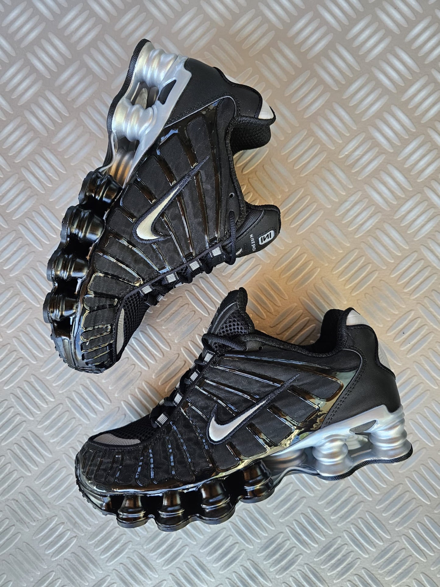 Shox negra suela plata