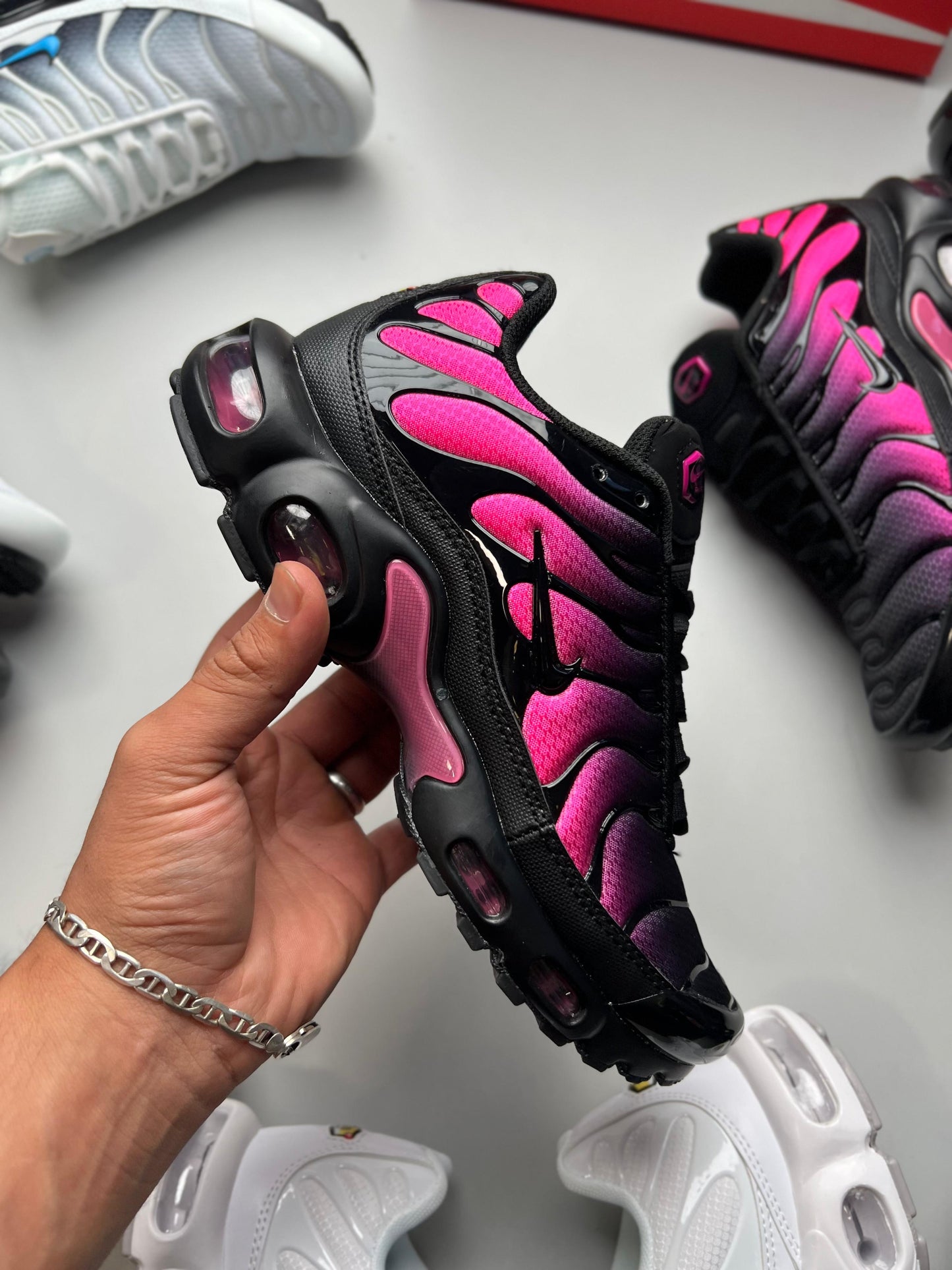 NIKE TN NEGRAS Y ROSAS LOGO NEGRO