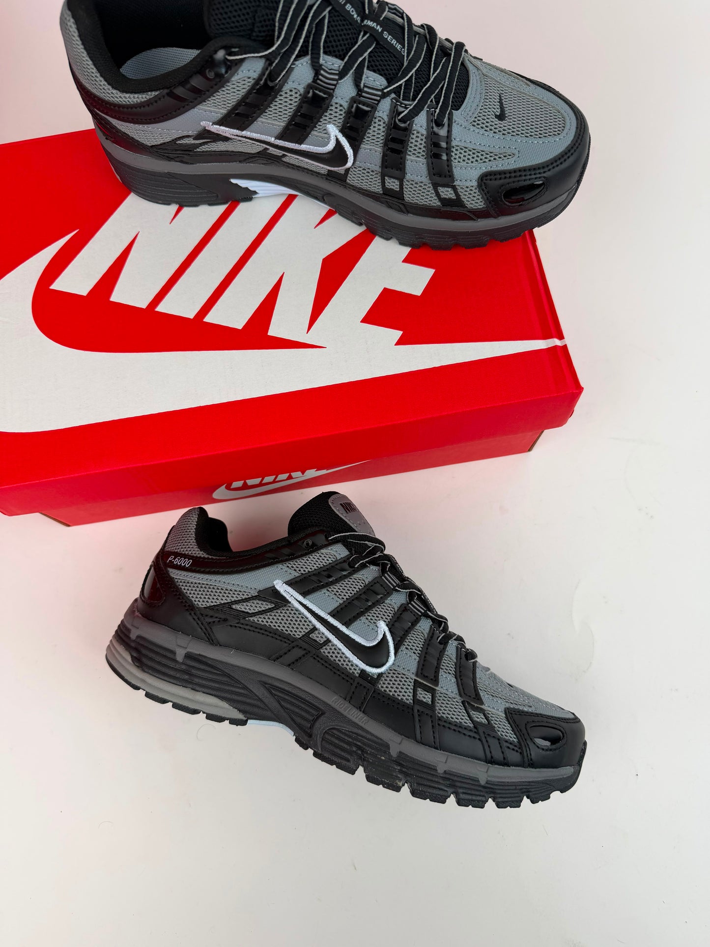 Nike P-6000 negras y grises logo negro contorno azul