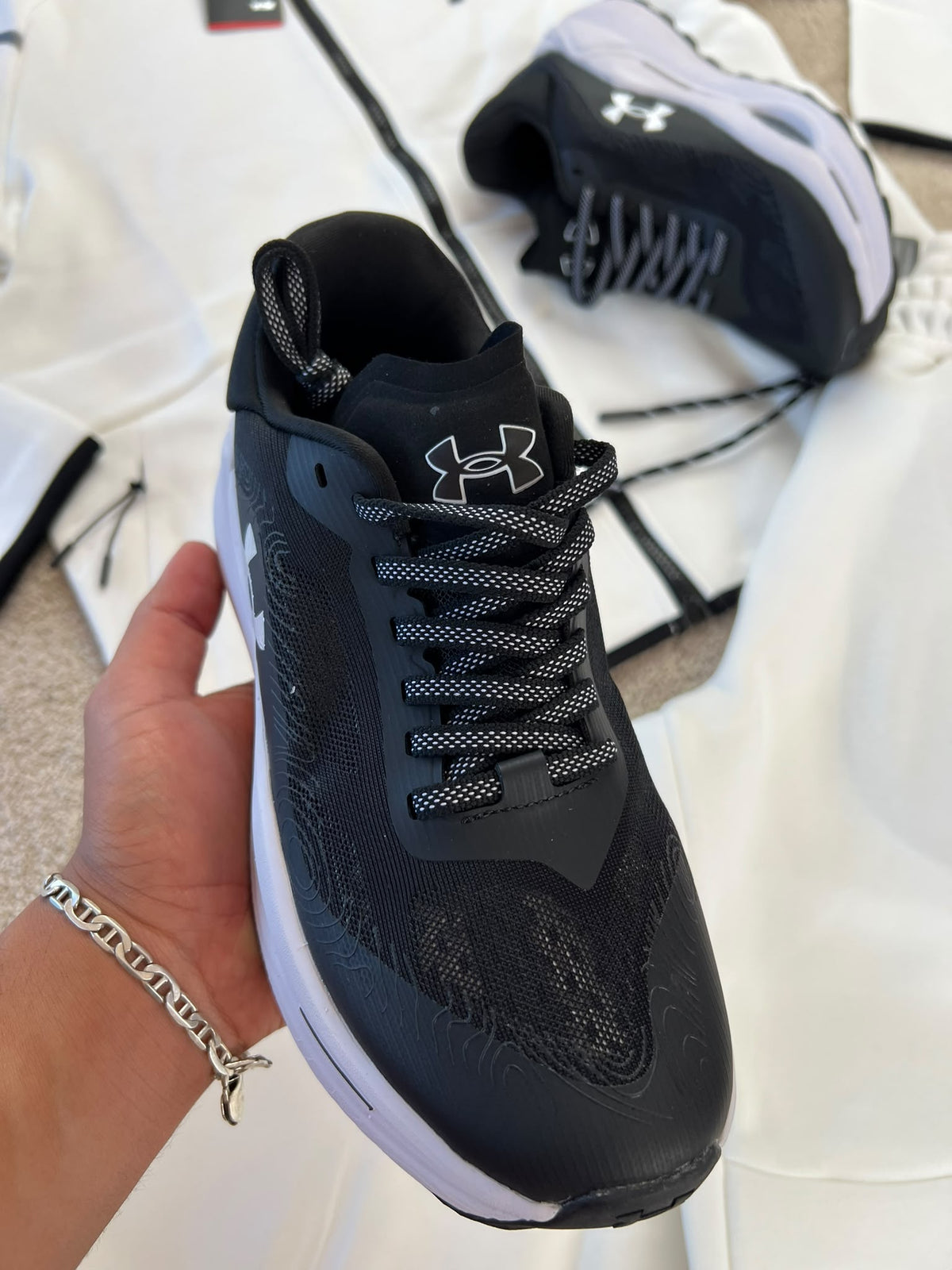 UNDER ARMOUR negras logo blanco