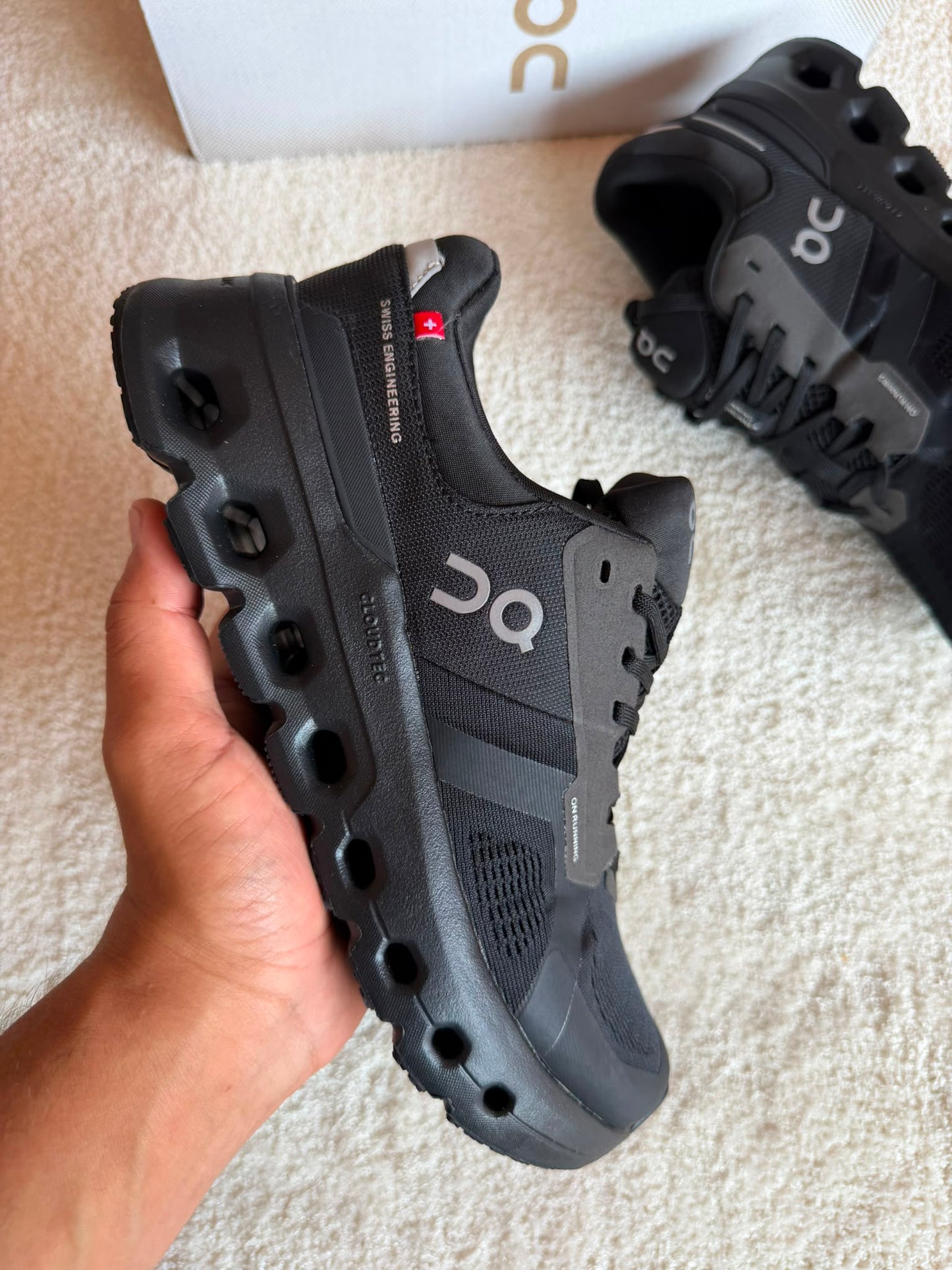 Zapatillas On Running CLOUDTILT negras logo gris