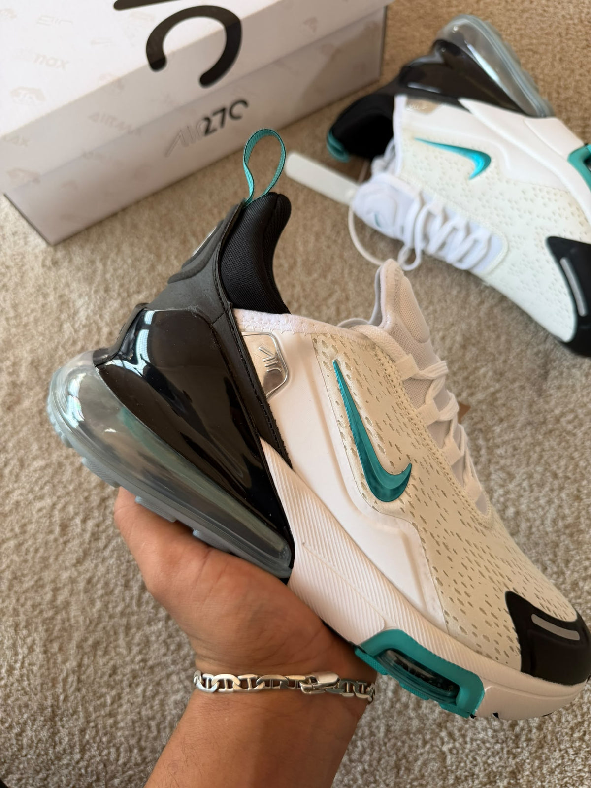 Air max 270 blanca logo azul detalles negros