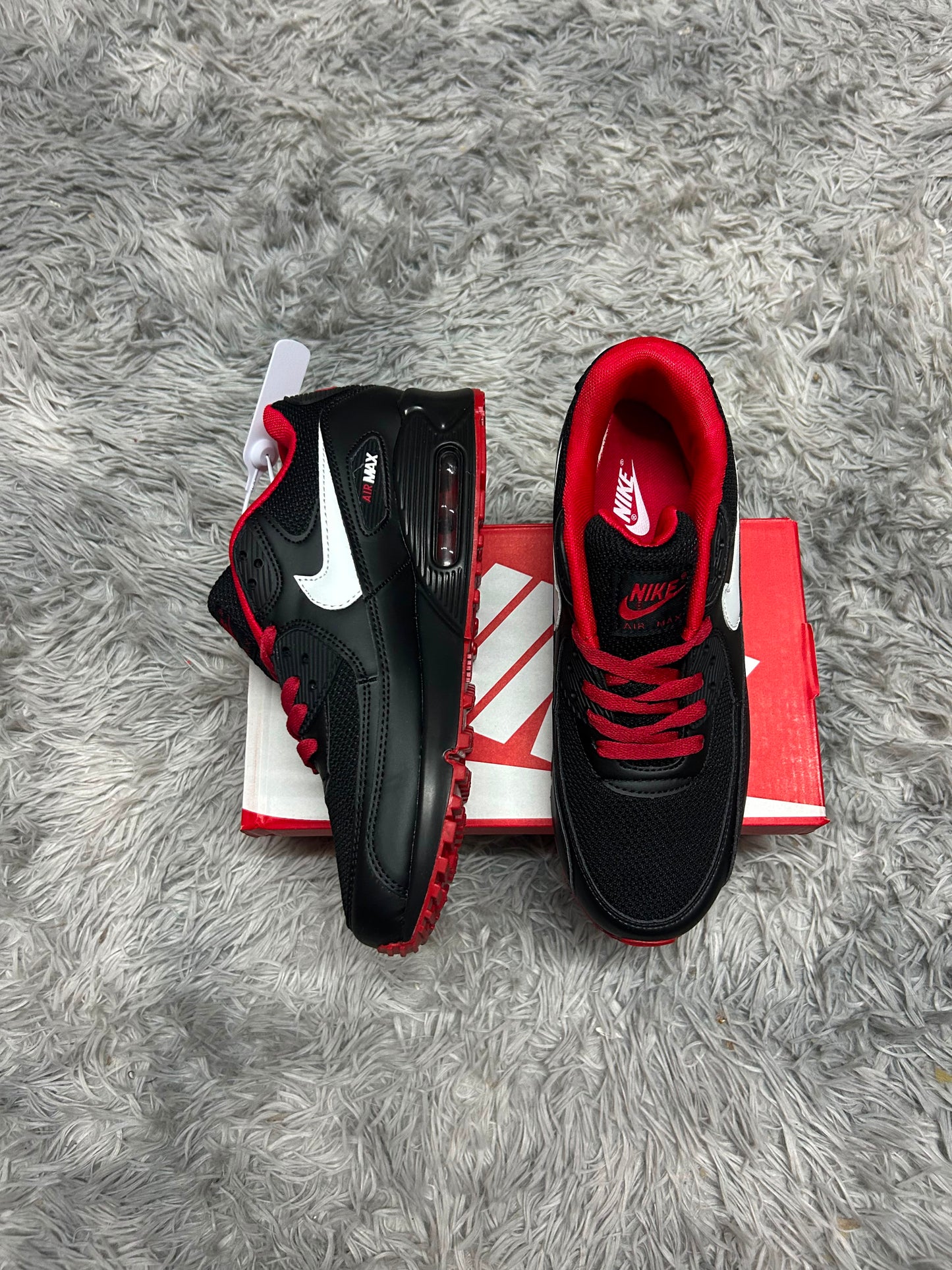 AIR MAX 90 negras logo blanco detalles rojos