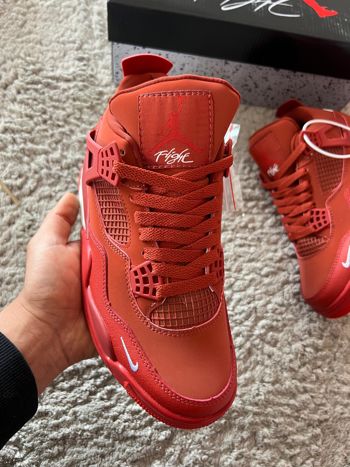 Jordan 4 rojas logo blanco
