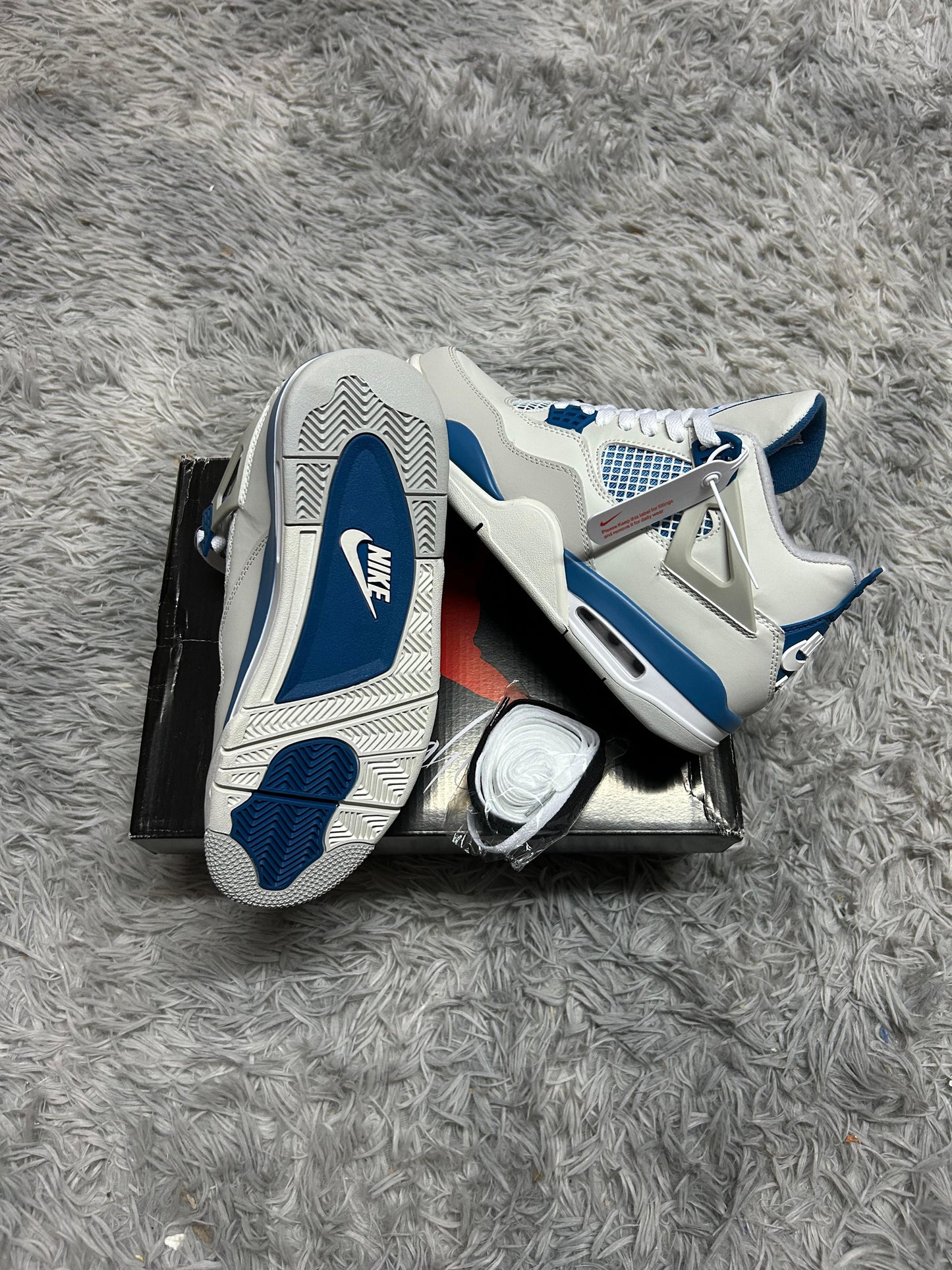 JORDAN 4 blancas detalles azules y grises