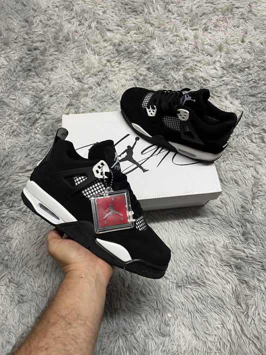 JORDAN 4 NEGRAS detalles blancos