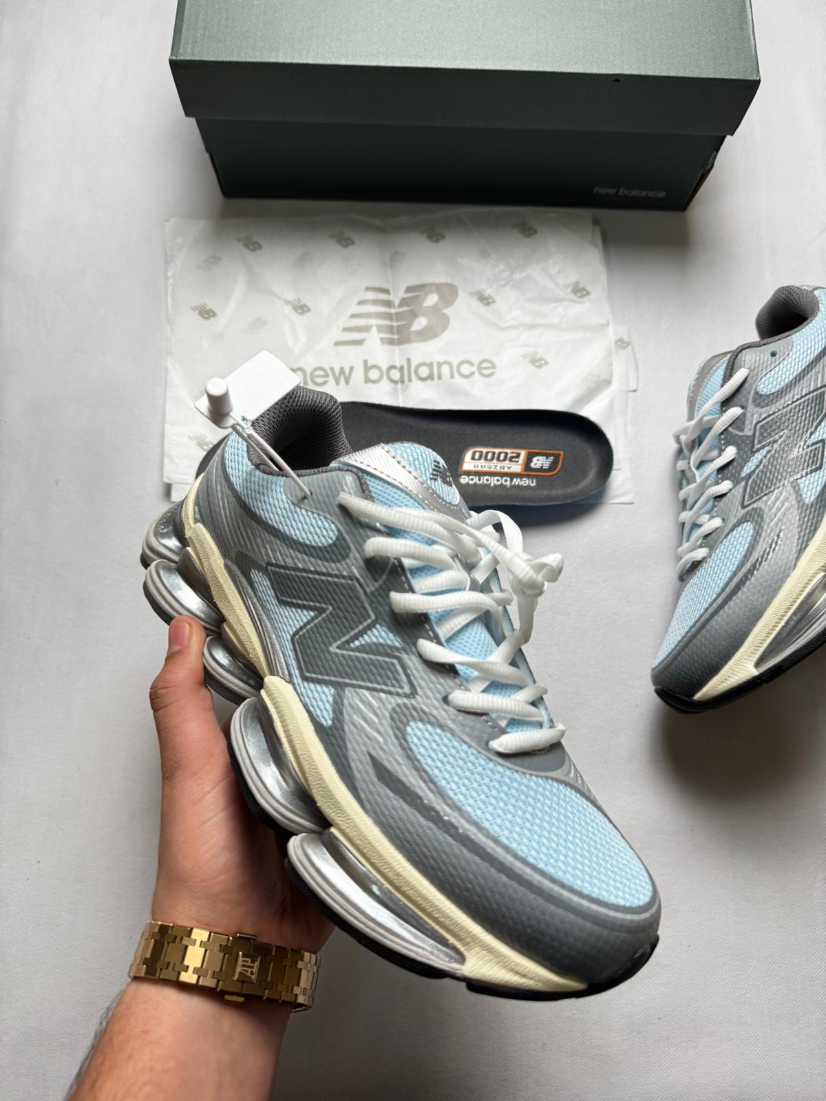 New Balance 2000 grises detalles azules