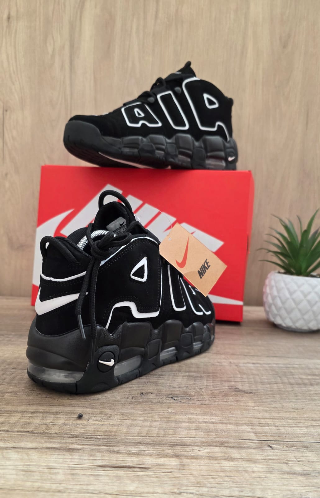 Uptempo negra logo blanco