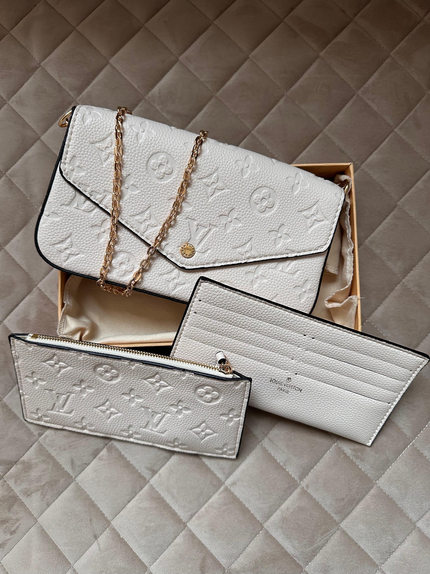 Bolso LV blanco logo dorado Pochette Félicie