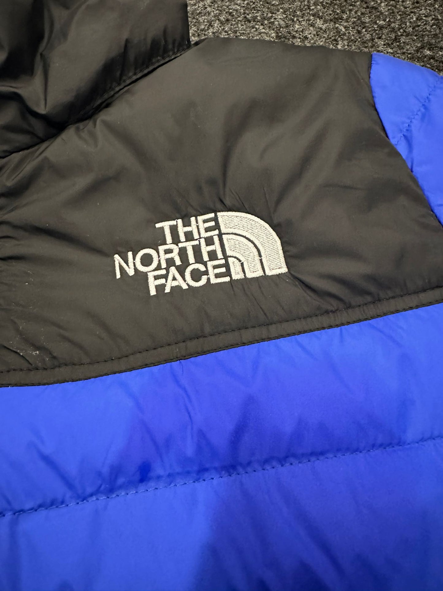 Chaqueta north face azul detalles negros logo blanco