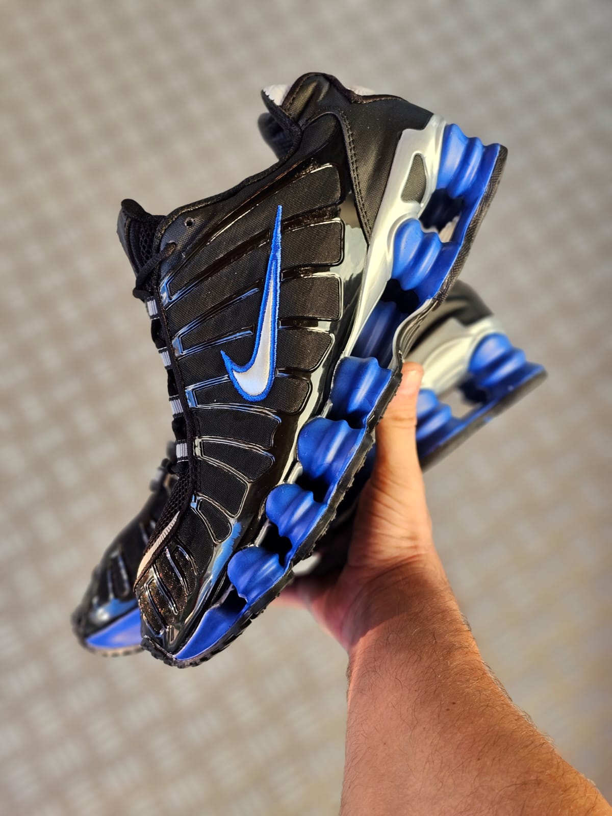 Shox negra suela azul