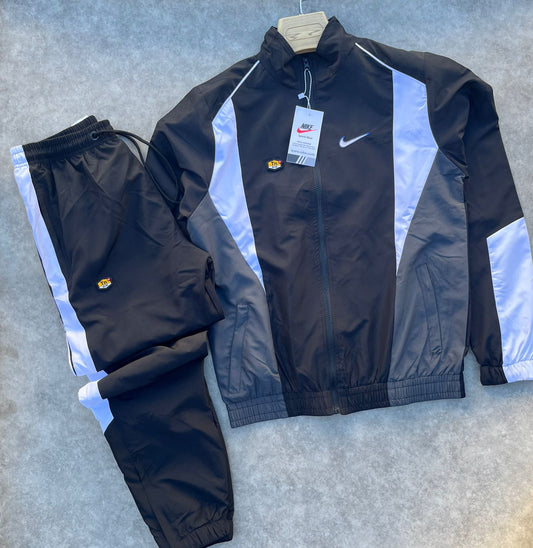 Chandal nike negro detalles blancos y grises logo blanco