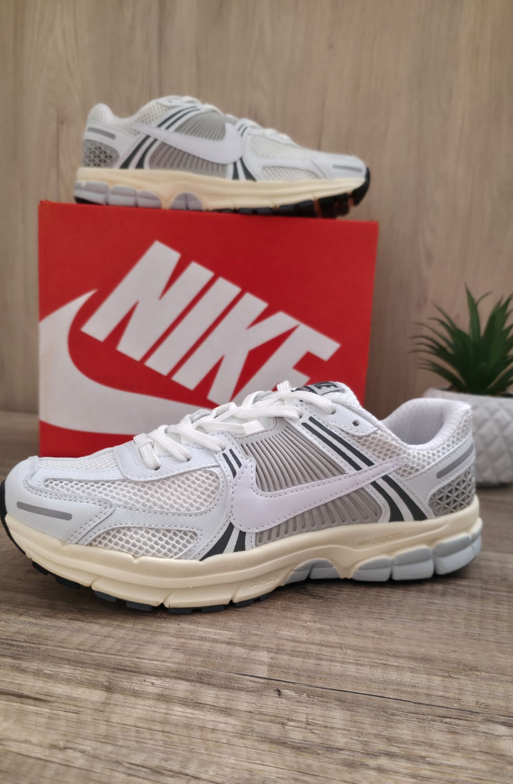 Nike vomero blanca gris