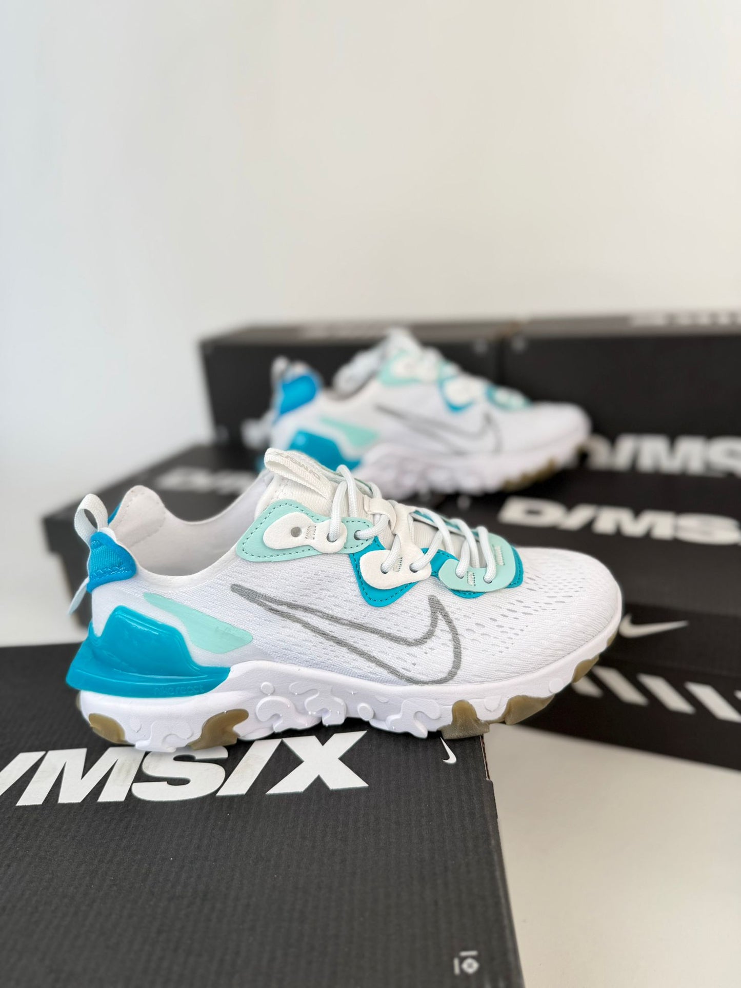 Nike react vision blancas logo gris detalles azules