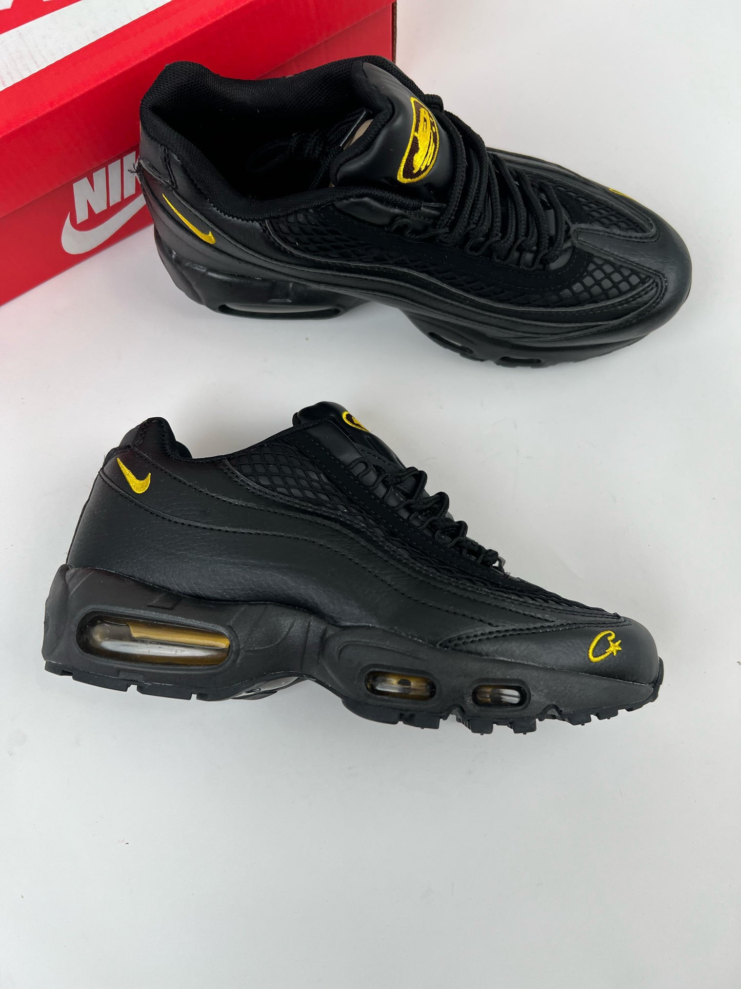 Air max 95 negras x Corteiz logo amarilla