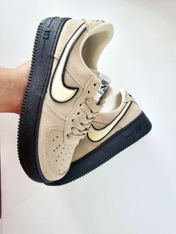 AIR FORCE 1 BEIGE SUELA NEGRA