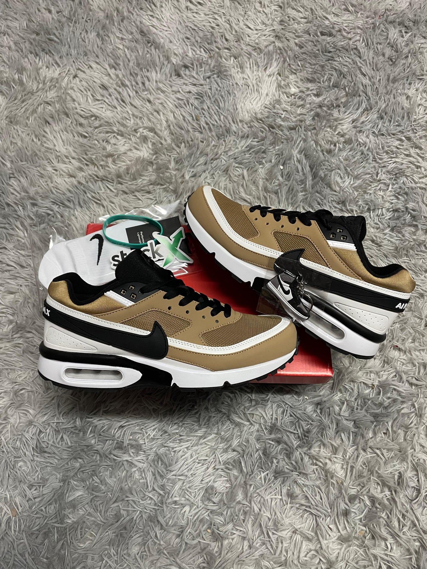 Air max BW blancas y beige logo negro