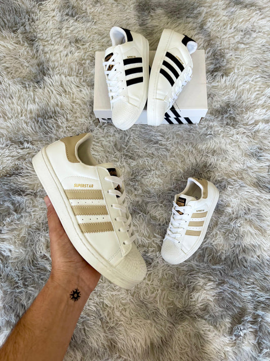 Adidas Superstar blanca y beige logo dorado
