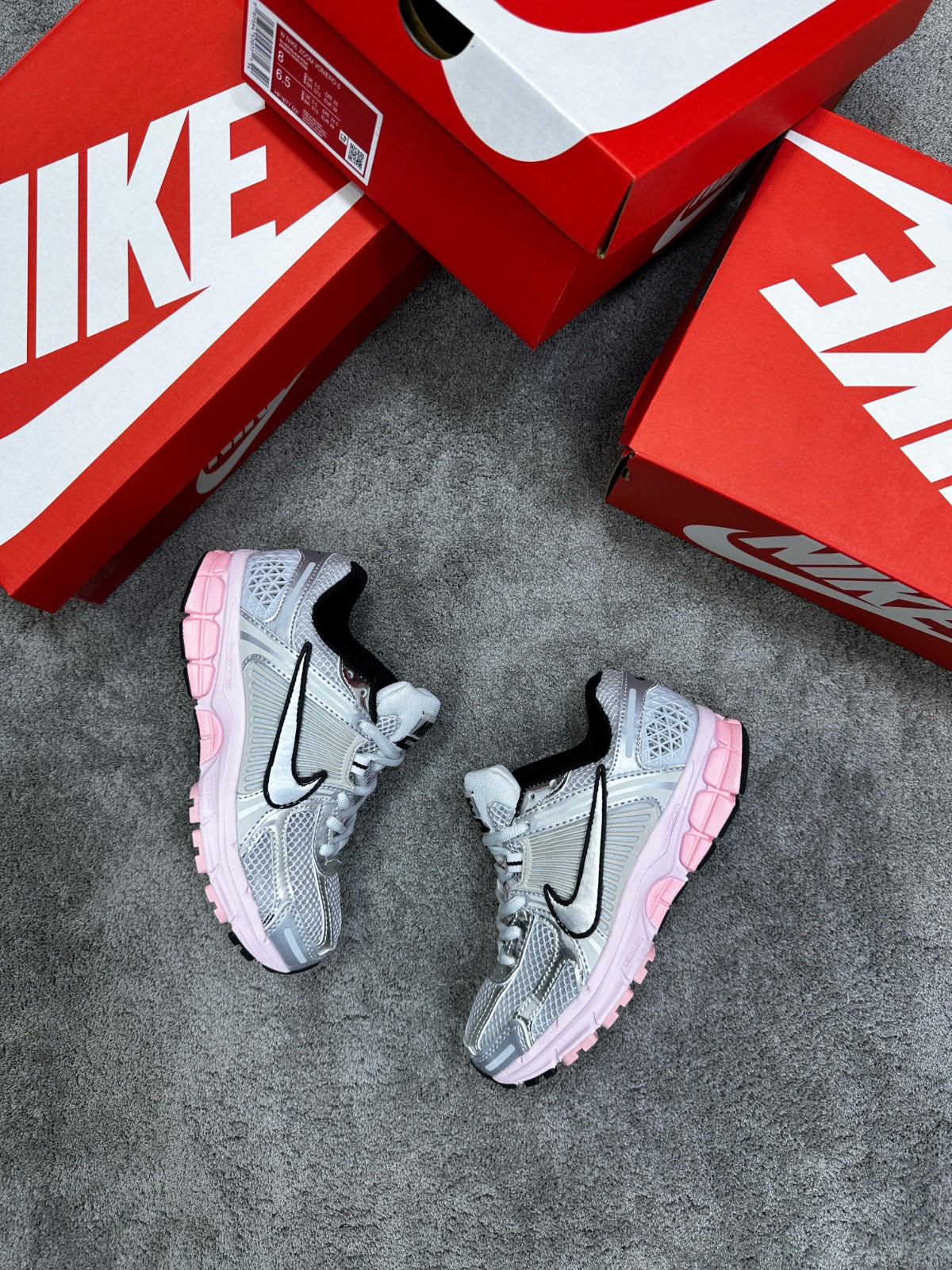 Nike vomero 5 grises detalles rosas contorno negro