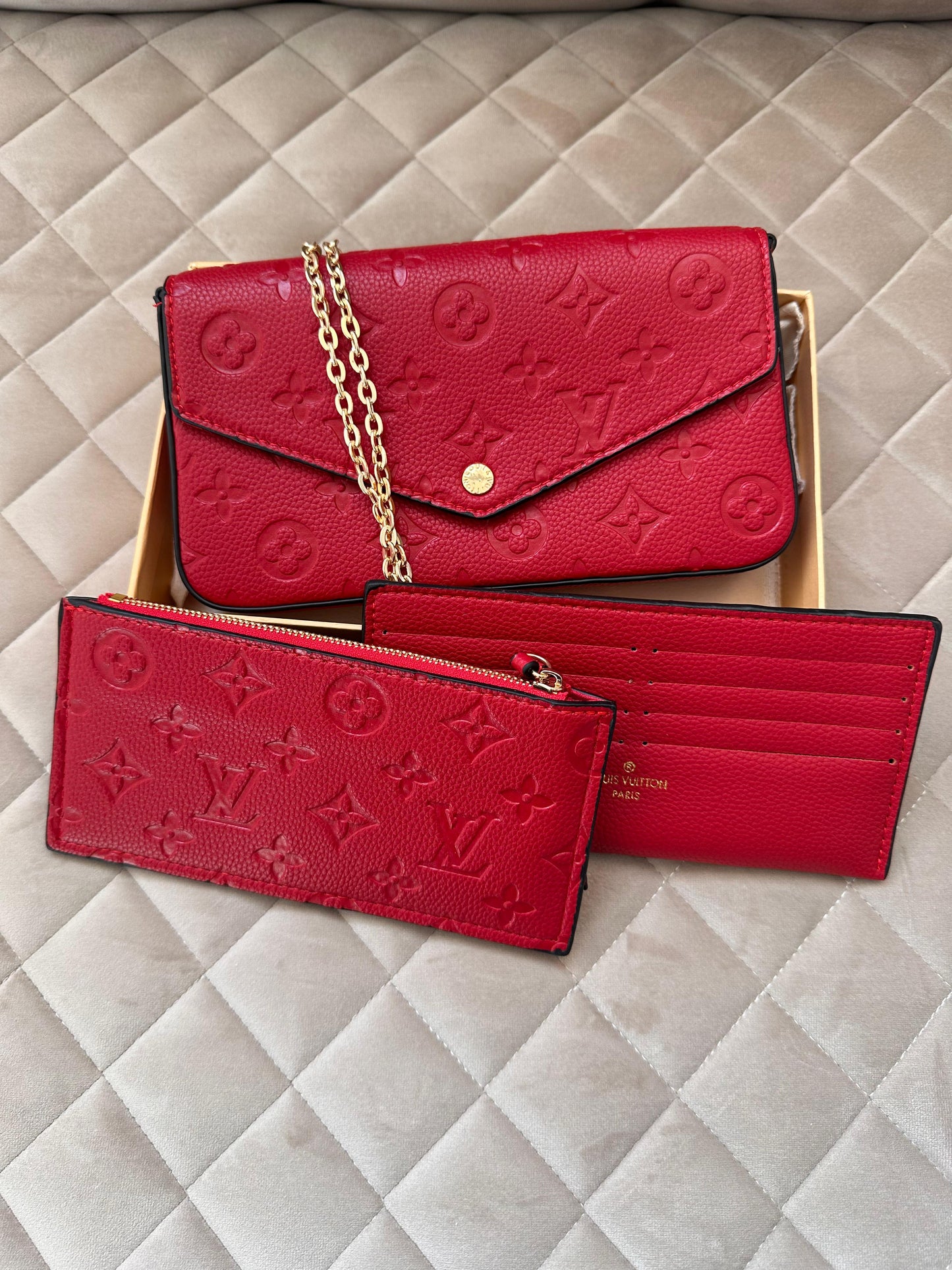 Bolso LV rojo logo dorado Pochette Félicie