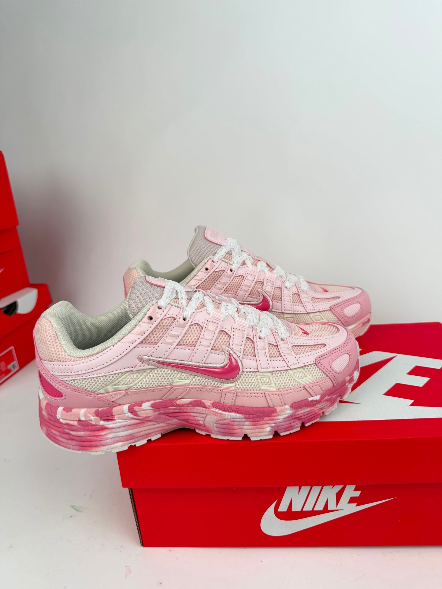 Nike P-6000 rosas detalles blancos