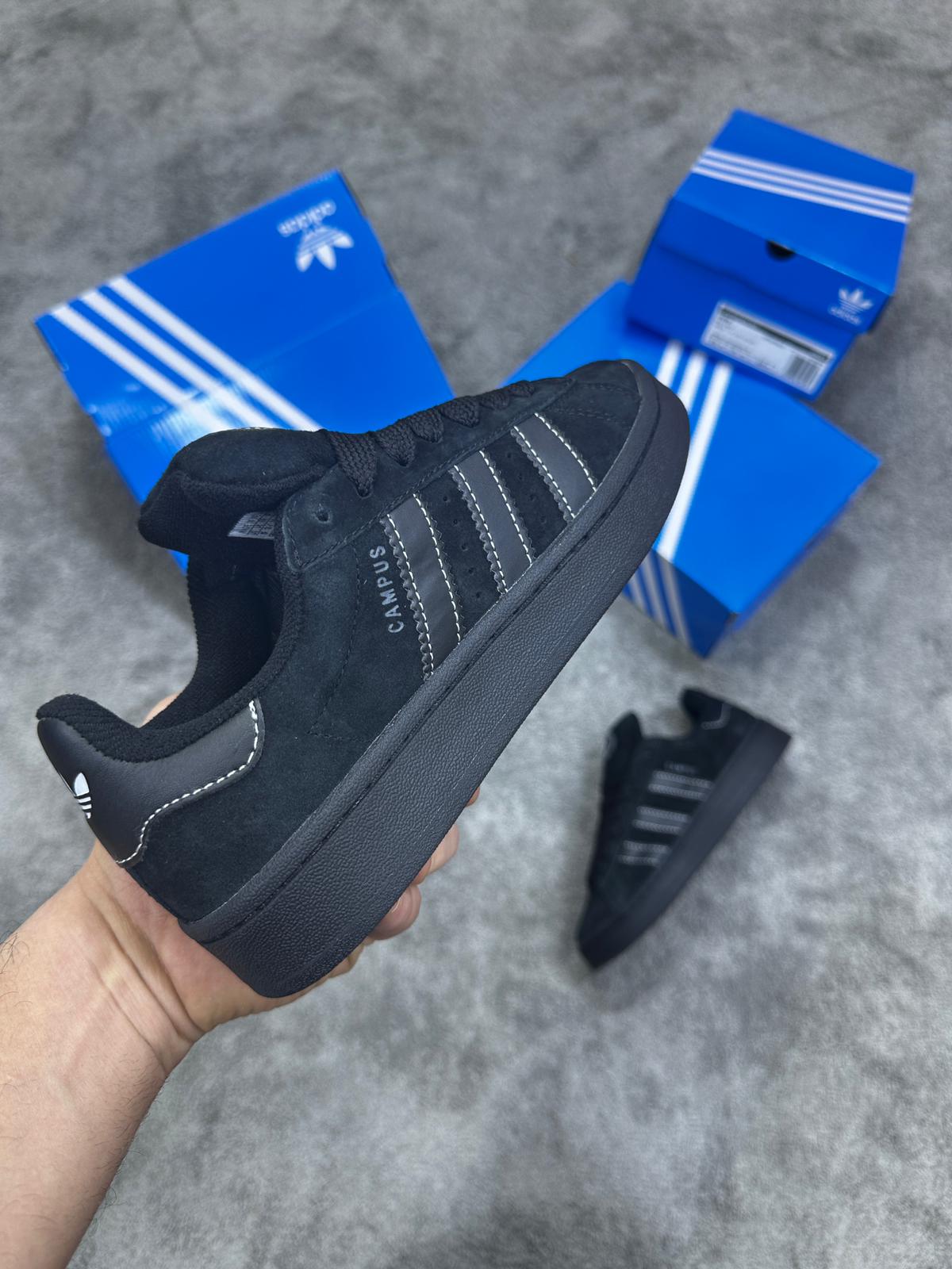Adidas campus negras logo blanco