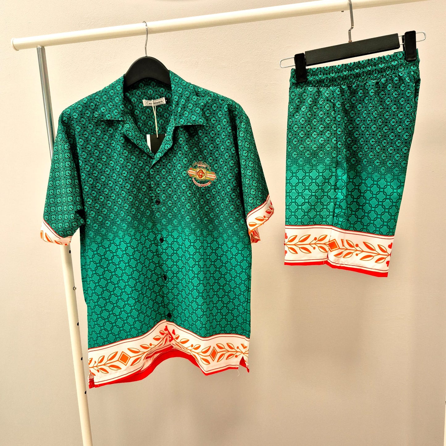 Conjunto Casablanca verde logo naranja