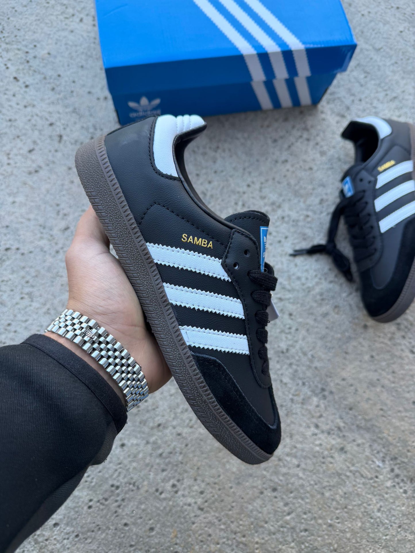 Adidas samba negras logo dorado lineas blancas