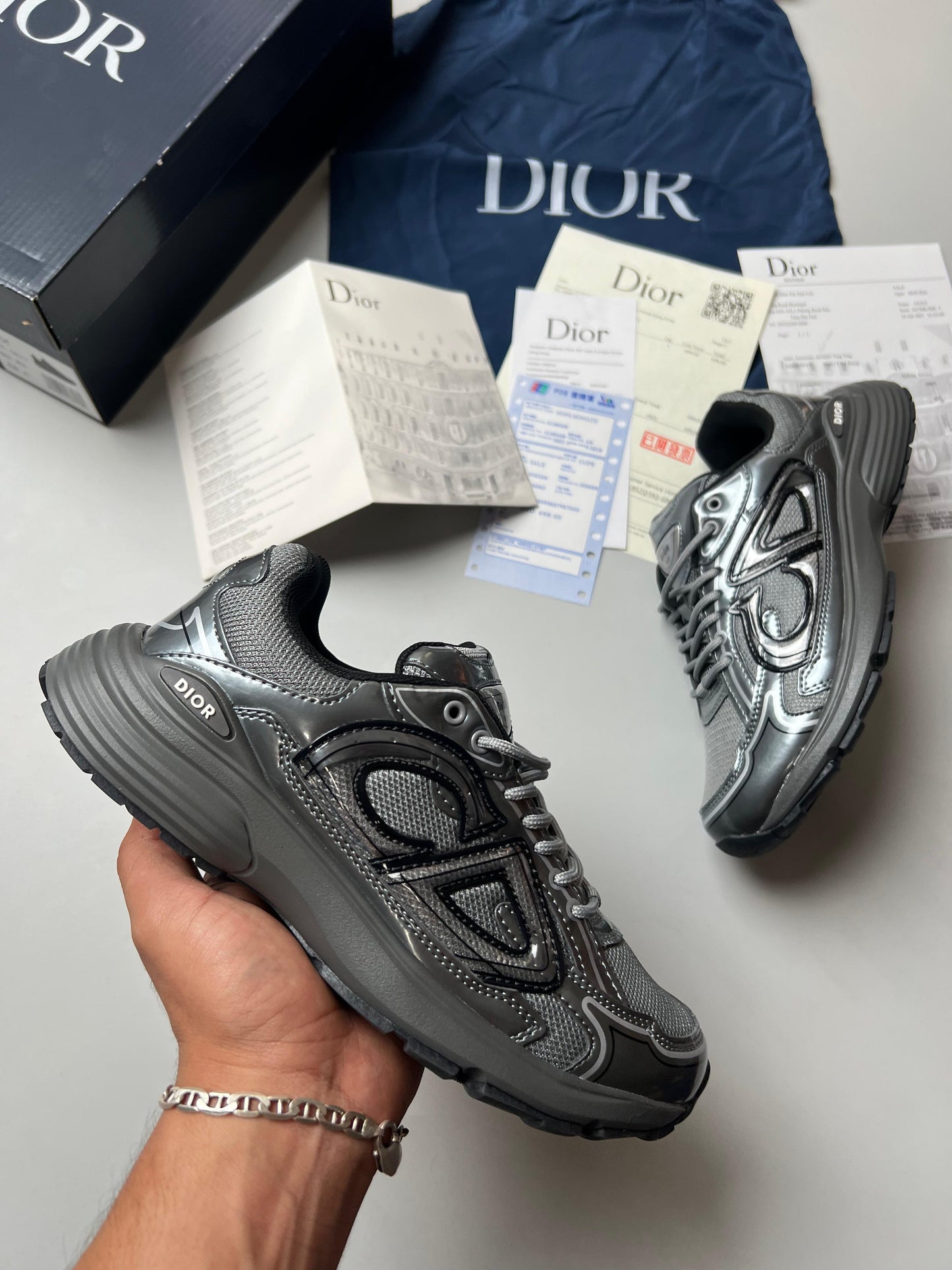 Dior B30 grises logo gris detalles negros