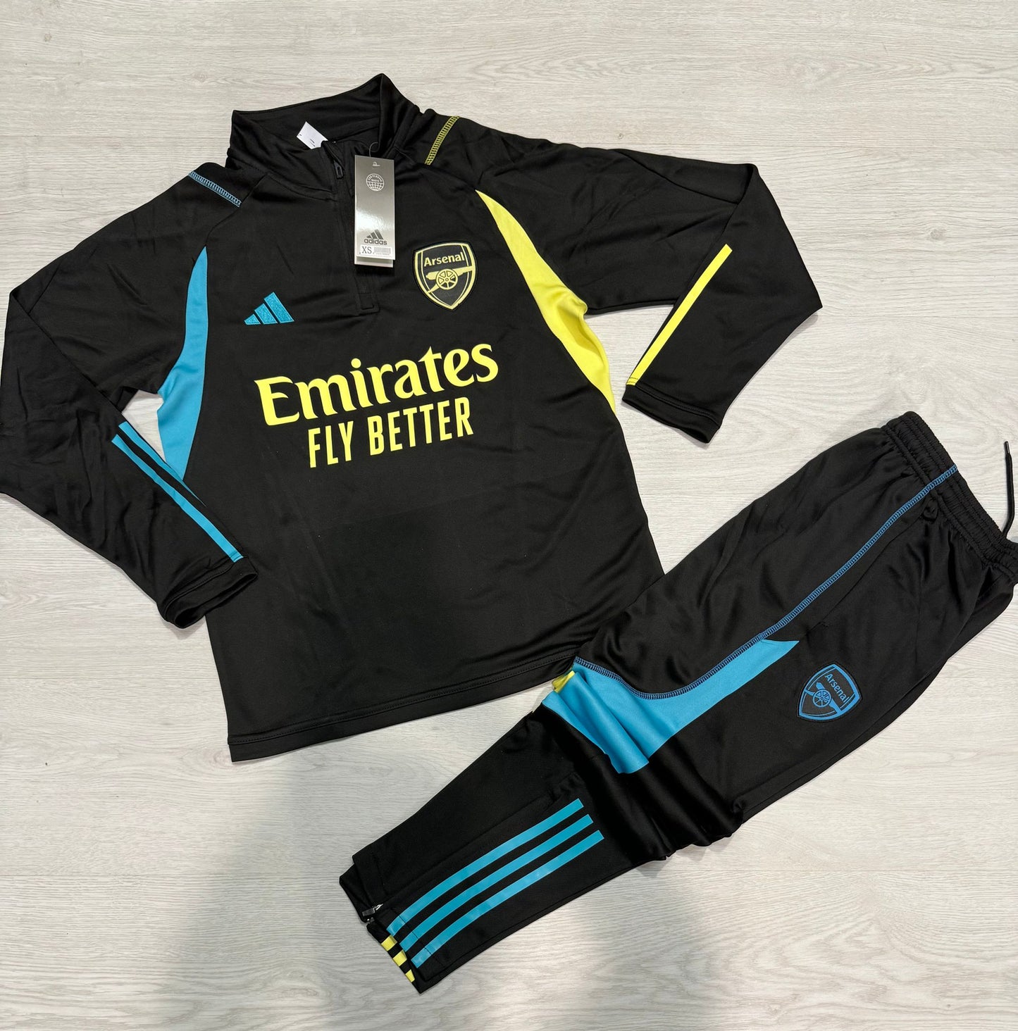 Chandal Arsenal negro logo amarillo