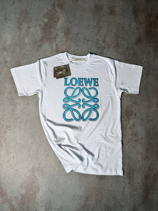 Camiseta Loewe blanca logo azul claro contorno negro