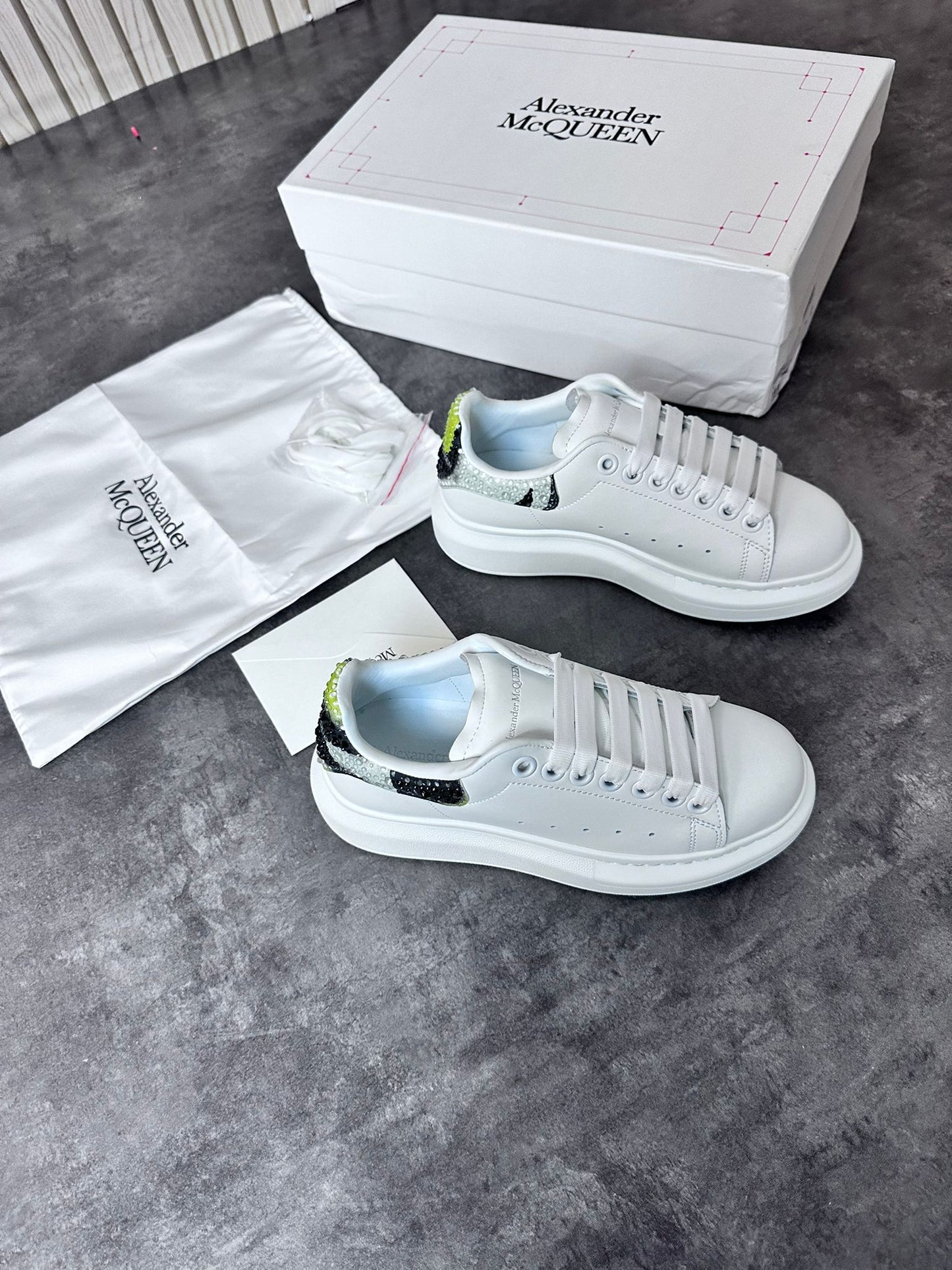 Alexander Mcqueen blancos logo brillante