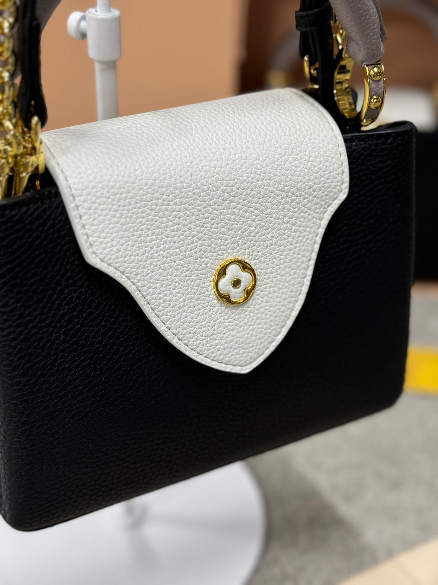 Bolso LV negra y blanca logo dorado