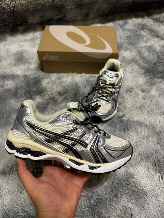 Asics grises logo plateado y negro