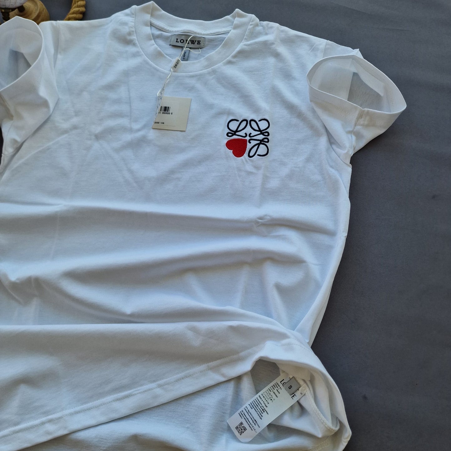 Camiseta Loewe blanco logo negro y rojo