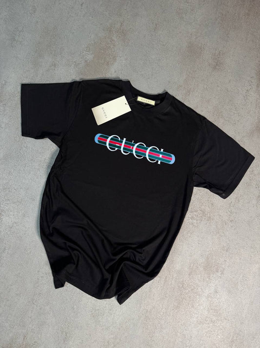 Camiseta Gucci negro logo blanco detalles verdes y rojos