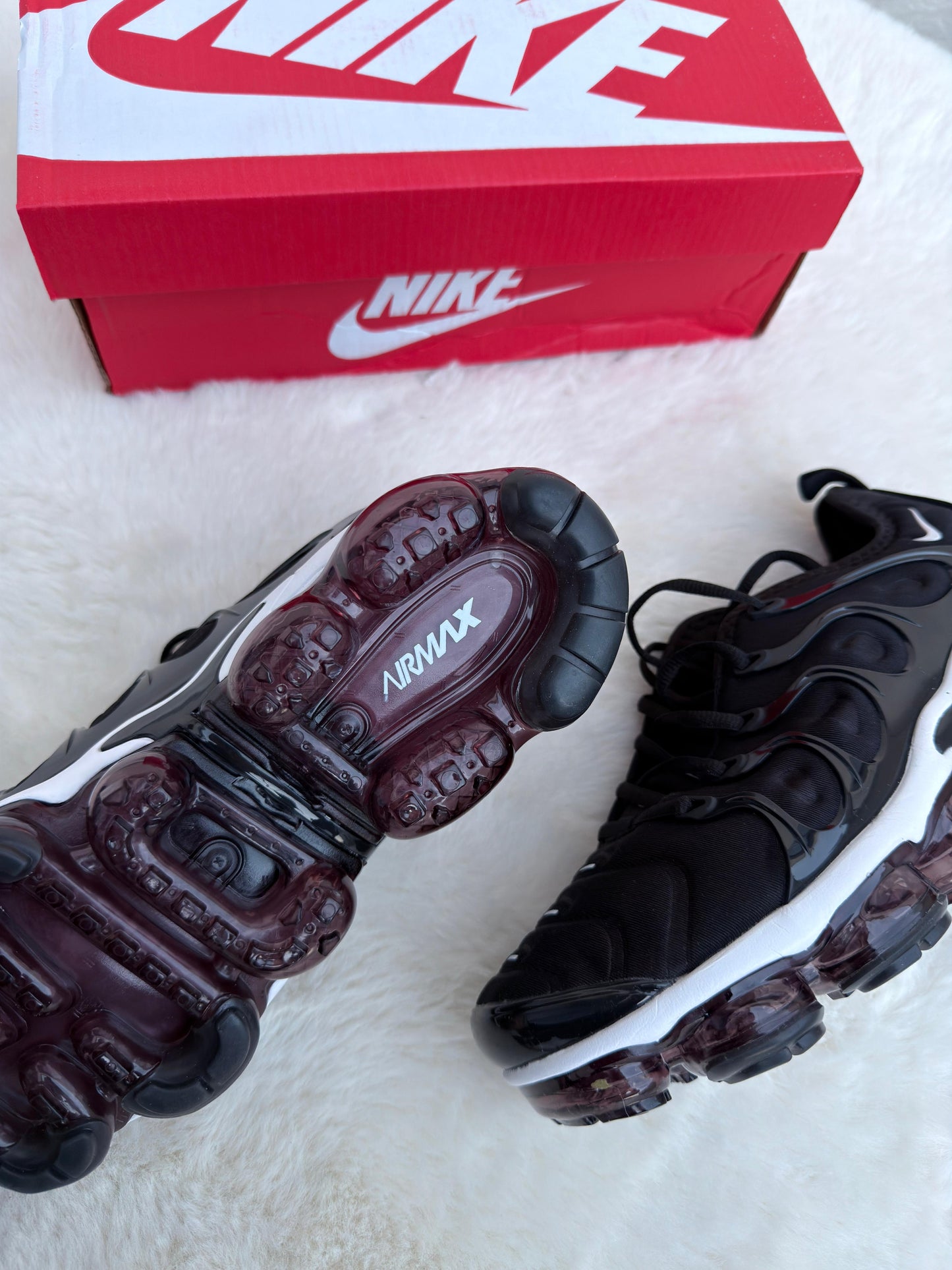 VAPORMAX PLUS NEGRAS LOGO BLANCO