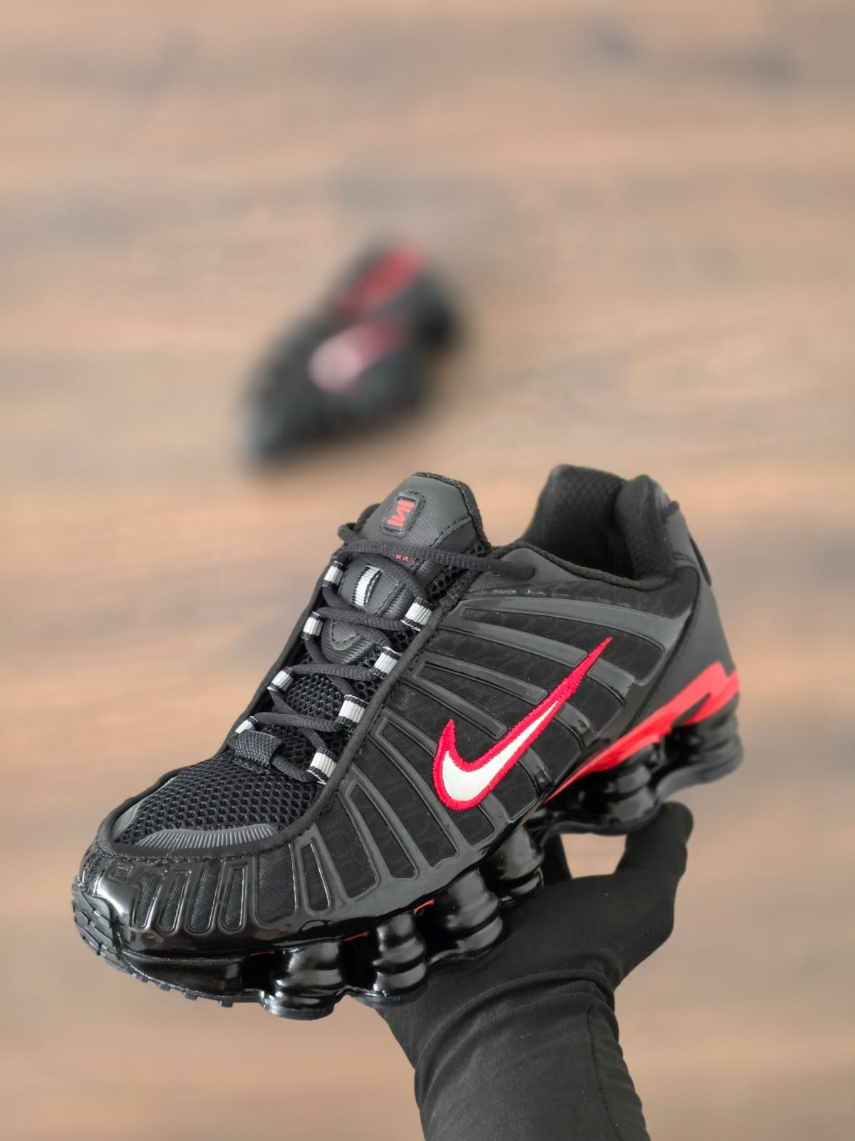 Shox negra logo rojo