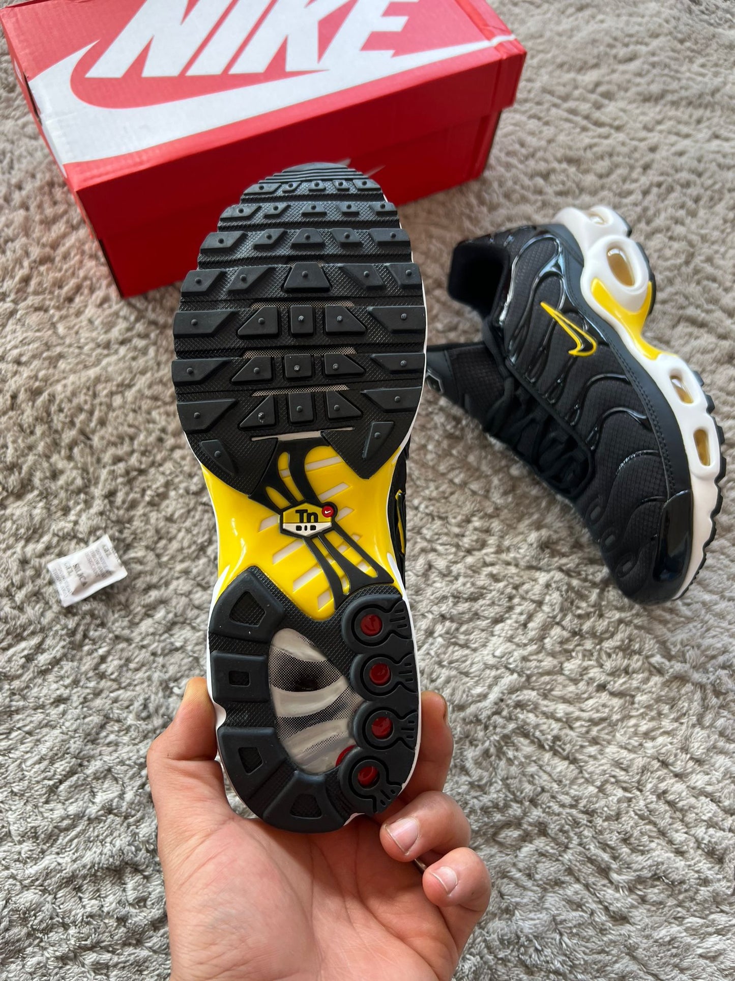 Tn negras detalles blancos y amarillos contorno amarillo