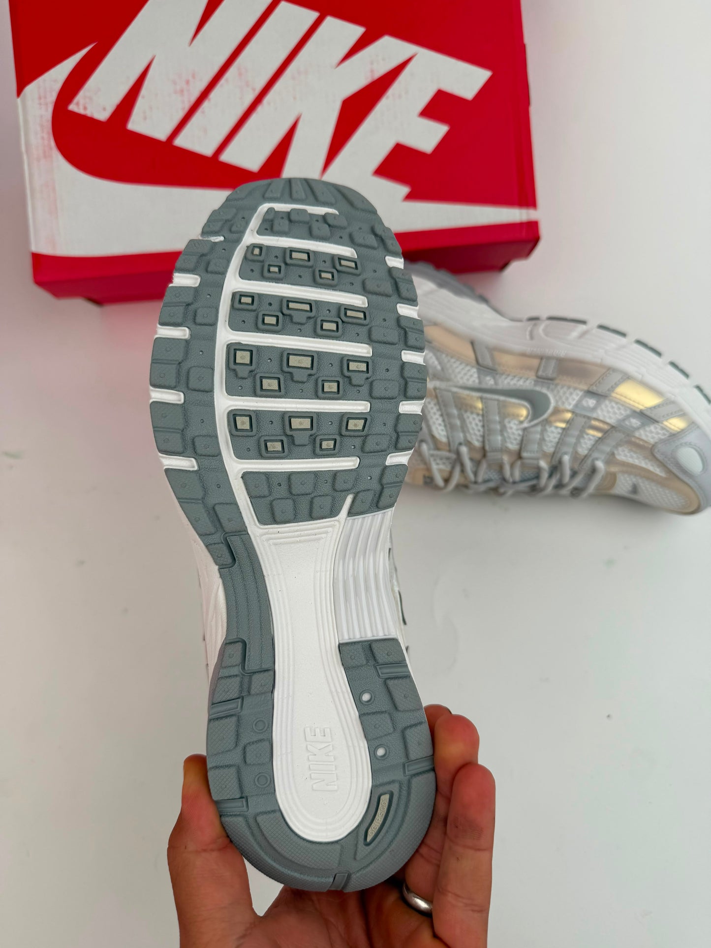 Nike P-6000 grises y blancas