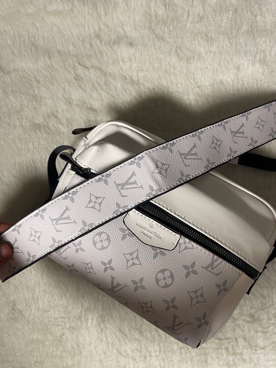 Bandolera blanco logo gris LV