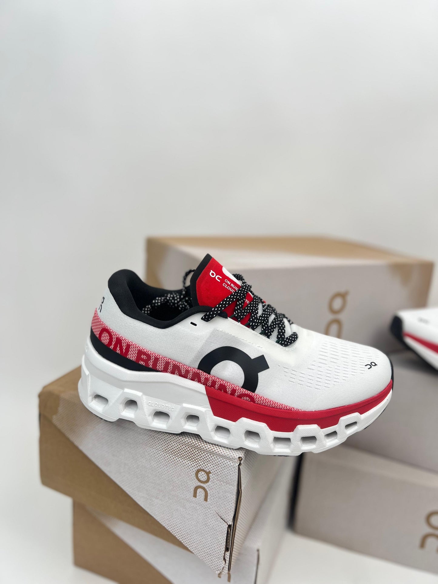Zapatillas On Running Cloudmonster 2 blancas detalles rojos logo negro