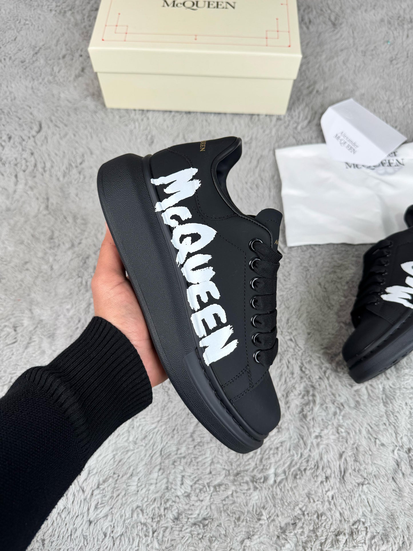 Alexander McQueen negras logo blanco graffiti