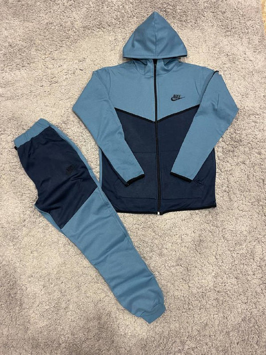 Nike Tech azul cielo y azul marino logo negro lineas negras