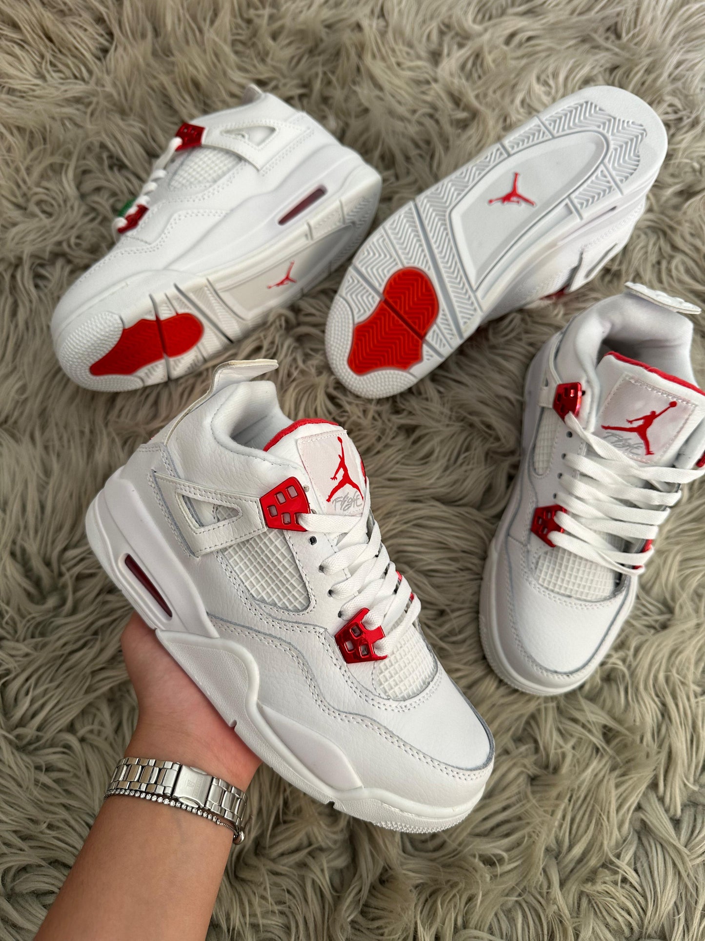 Jordan 4 blancas detalles rojos