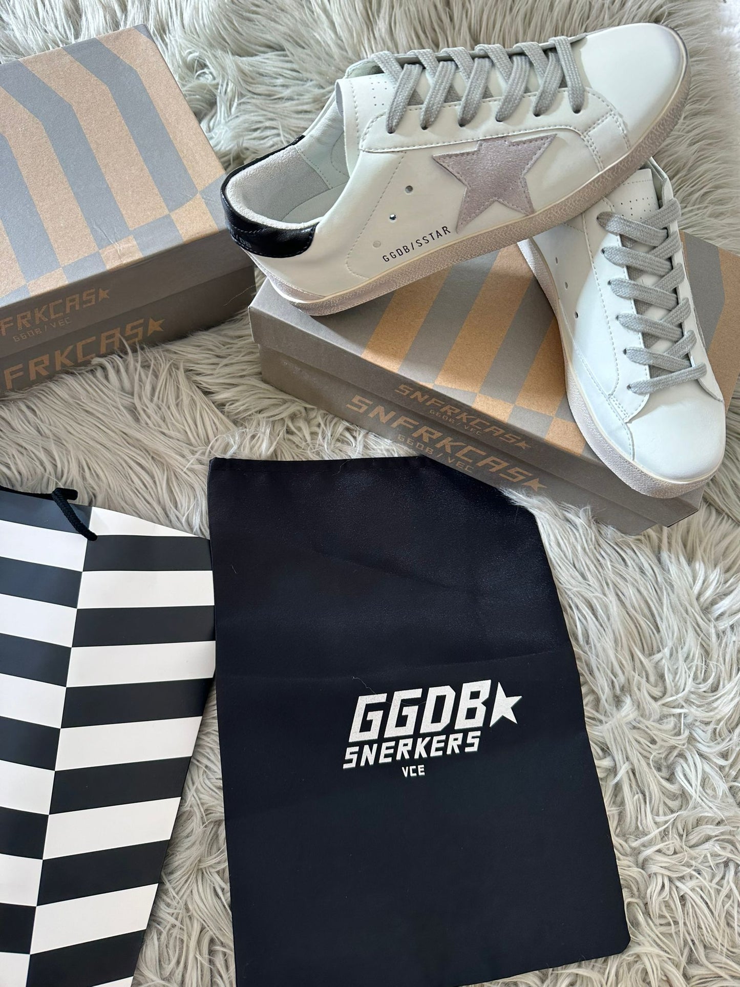 Golden Goose blancas logo plateado detalles negros